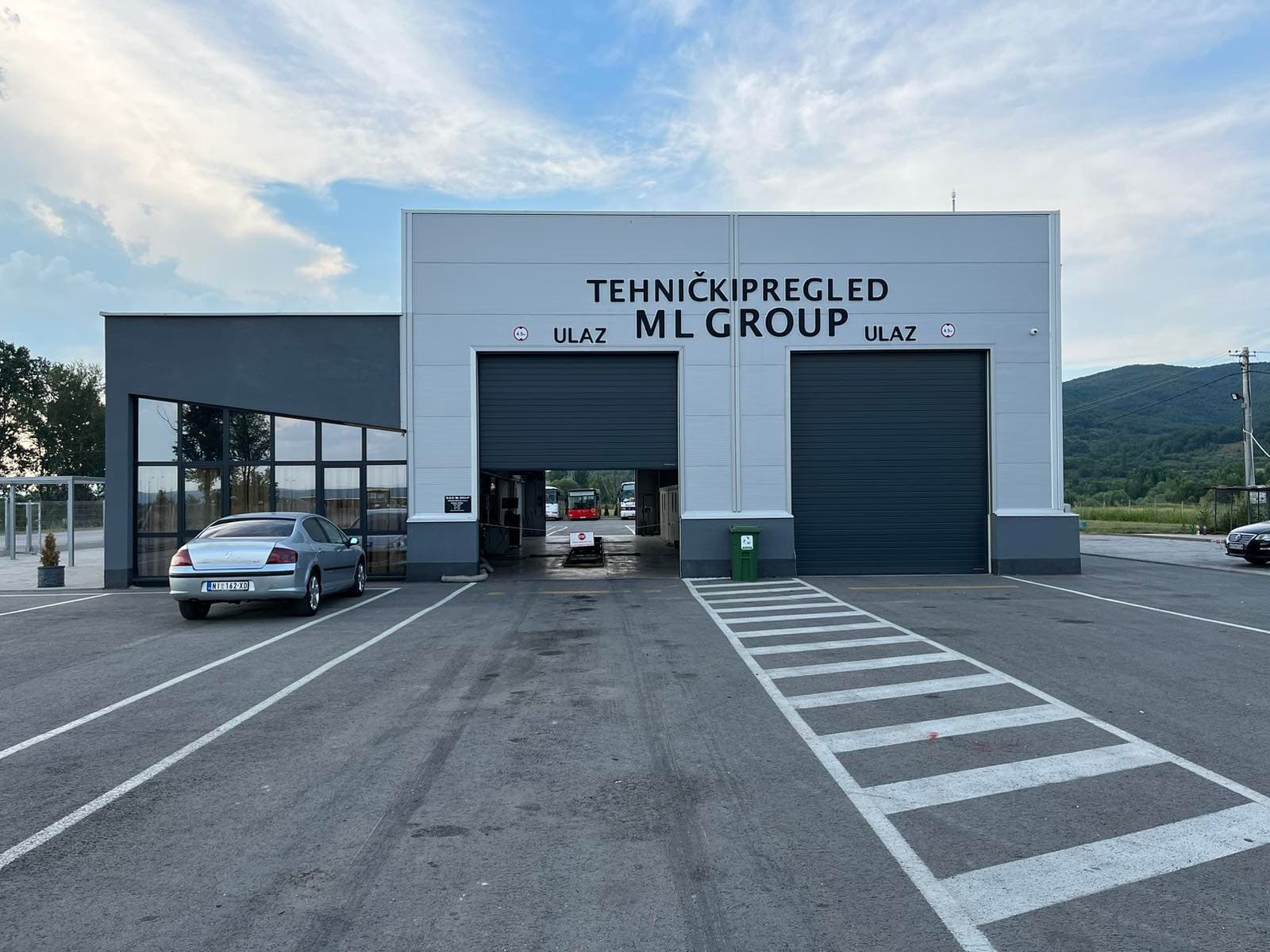 Vozila ispred ML Group tehničkog pregleda